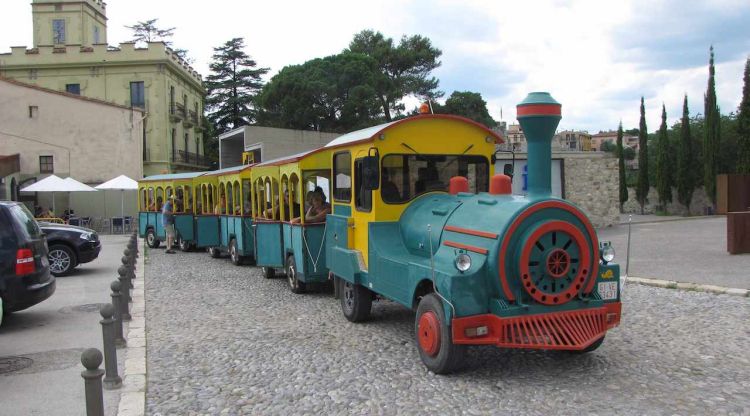 El tren turístic passant per davant el Pont Vell. La Casita con Ruedas