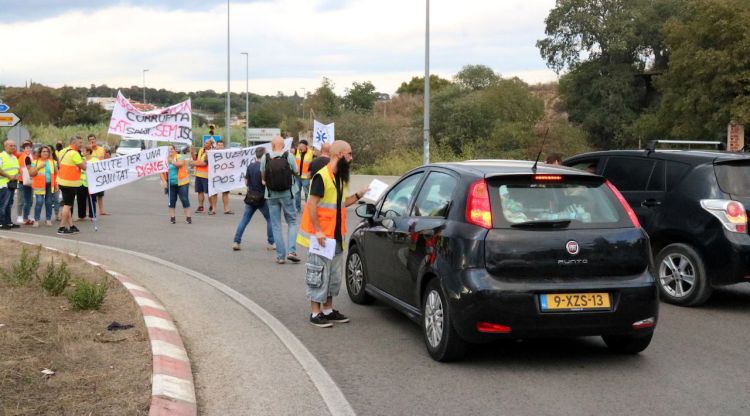 Un cotxe aturat mentre els manifestants tallen la carretera al seu pas per Tordera. ACN