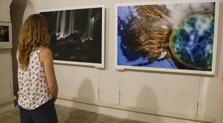 Una visitant mirant una fotografia de Michael Nichols aquest matí a Perpinyà. ACN