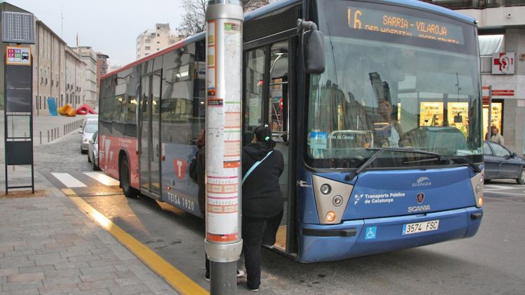 Una quarantena de parades de Girona informen en temps real de l'arribada del pròxim bus © ACN