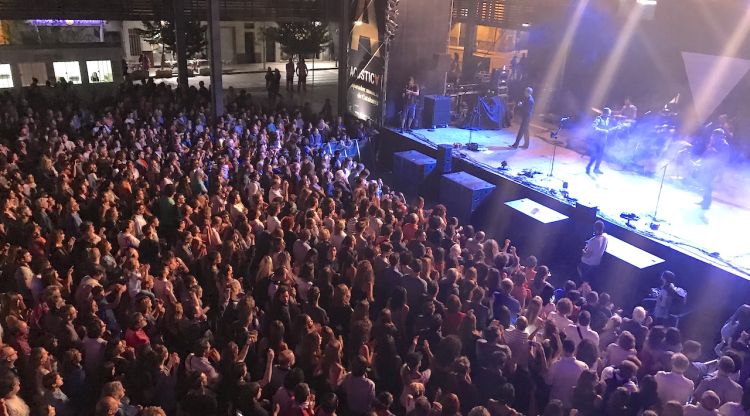 Els Blaumut a l'escenari de plaça Catalunya, el divendres a la nit. M. Estarriola