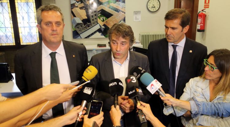 El conseller d'Interior, Joaquim Forn (esquerra), amb l'alcalde de Ripoll i el subdelegat del govern espanyol a Girona. ACN