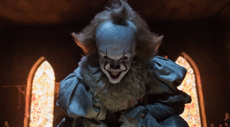 Bill Skarsgård en el paper del pallasso Pennywise a 'It'. Warner Bros