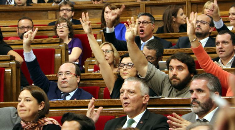 Els grups de l'oposició del PSC i del PP protestant a ple. ACN