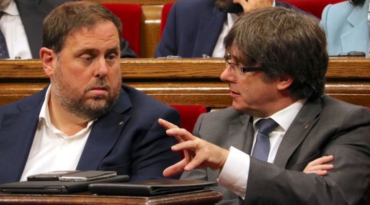 El president Puigdemont i el vicepresident Junqueras, al ple del Parlament. ACN