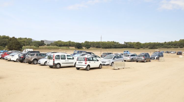 L'aparcament de cotxes que hi ha actualment a Castell de Palamós i els terrenys on es traslladarà. ACN