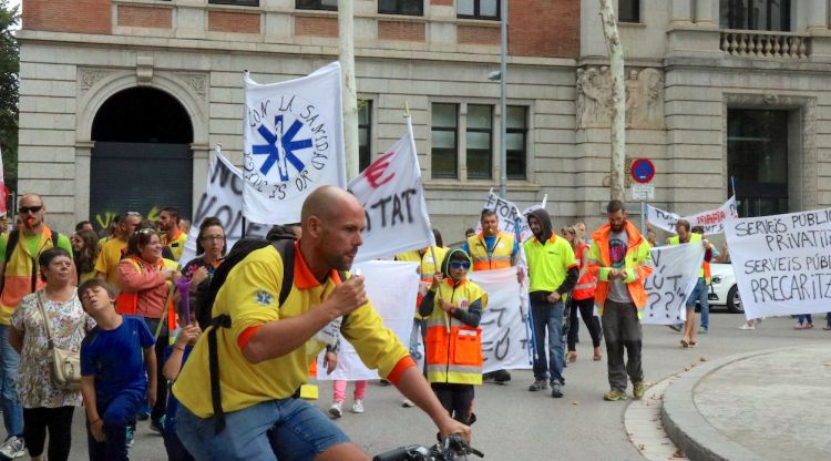 Els manifestants desfilant avui pel centre de Girona. ACN