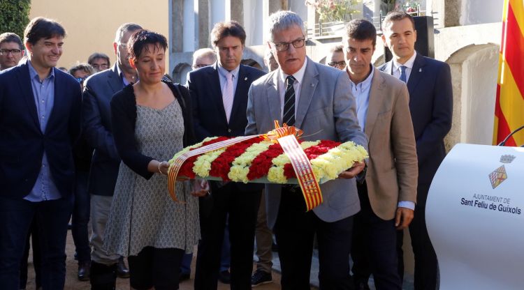 Els representants institucionals fent l'ofrena floral a la tomba de Josep Irla. ACN