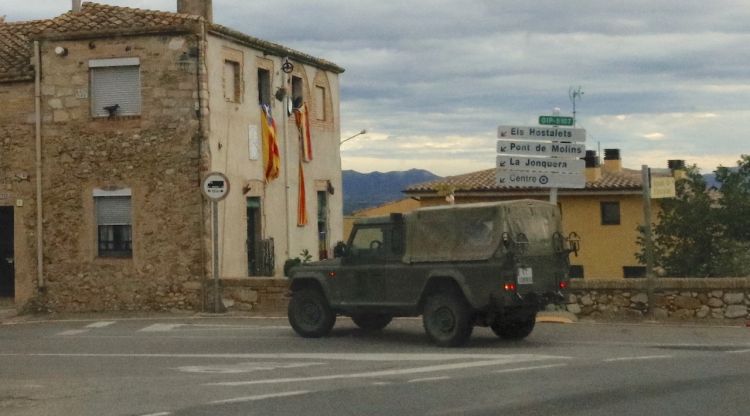 Un vehicle militar creuant Llers. ACN
