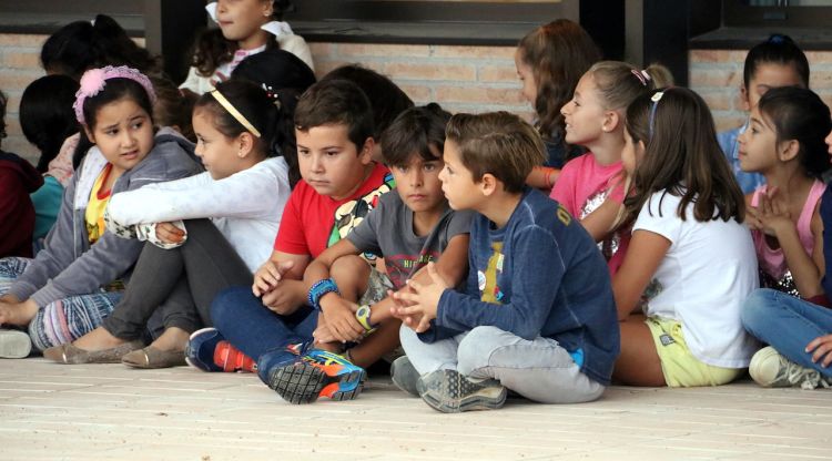 Alumnes de l'escola al pati del centre abans de ser rebuts per la directora a Roses. ACN