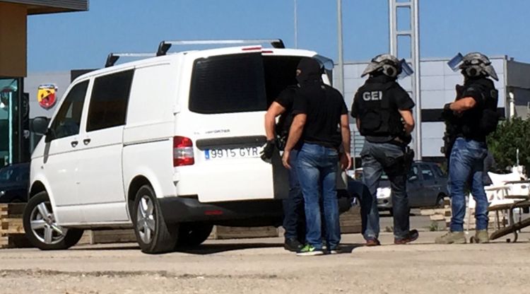 Alguns dels efectius del GEI dels Mossos que han participat a l'operatiu policial. ACN