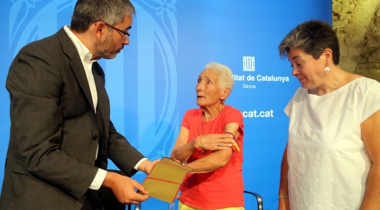 El delegat de Justícia a Girona, Jordi Martinoy, juntament amb la filla i la néta de Juan Lorenzo. ACN