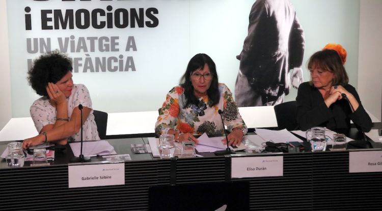 La comissària de l'exposició 'Cinema i emocions', Gabrielle Sébire amb Elisa Durán i Rosa Gil. ACN