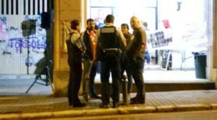 El moment en què agents de la Guàrdia Urbana de Figueres es personen davant de la seu de la CUP a la ciutat per identificar-los. CUP