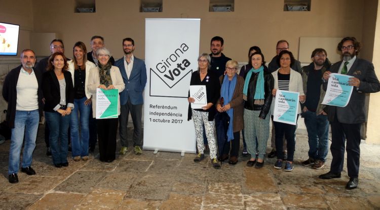 Els representants de la plataforma Girona Vota, aquest 18 de setembre del 2017 a l'entrada de l'Ajuntament de Girona. ACN