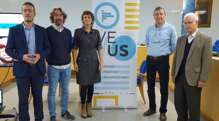 A l'esquerra, el regidor de Promoció d'Olot, Estanis Vayreda, amb representants del festival. ACN