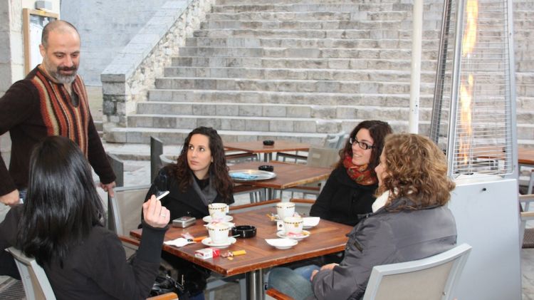 Un grup de clients en una terassa d'un local de restauració de Girona (arxiu)