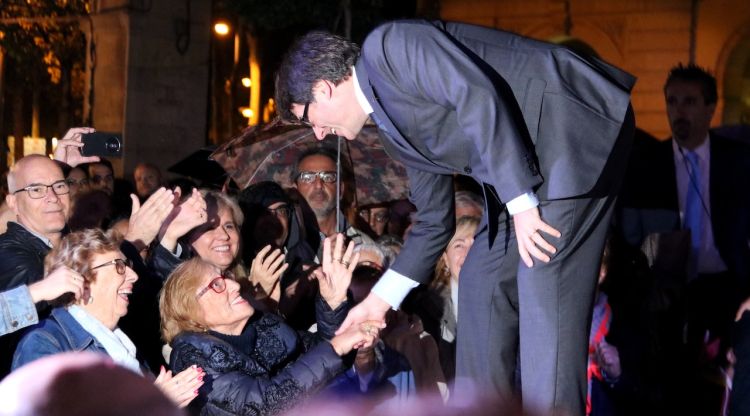El president de la Generalitat, Carles Puigdemont, saluda al públic al final de l'acte de campanya a Girona. ACN