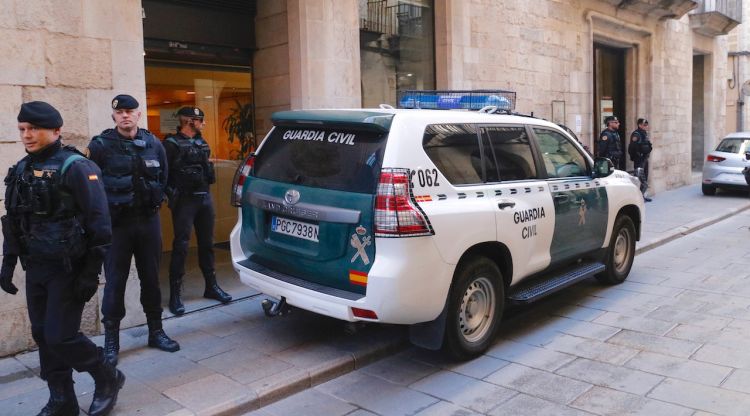 Agents de la Guàrdia Civil a l'exterior de la seu d'Agissa, situada al carrer Ciutadans de Girona. ACN