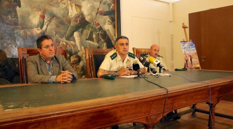 El director del Consorci del Castell, Jesús Heras, el coronel Javier Mur i el suboficial mayor Turró. ACN