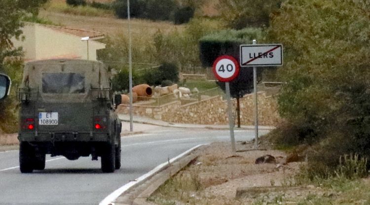 El vehicle militar sortint del terme municipal de Llers. ACN