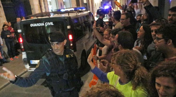 Desenes de persones acomiaden la Guàrdia Civil cridant "independència" i "votarem". ACN