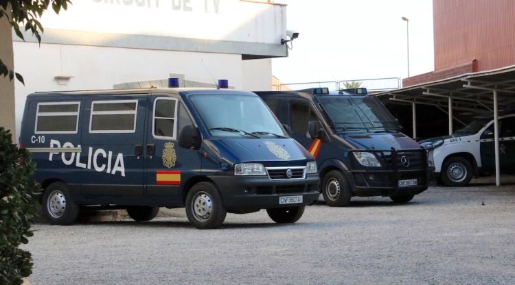 Les furgones aparcades a l'Hotel Travé de Figueres (arxiu). ACN