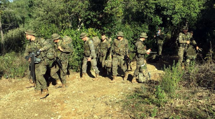 Un grup de soldats durant la marxa d’enduriment al camí que porta cap al Santuari dels Àngels (arxiu). Catalunya Ràdio