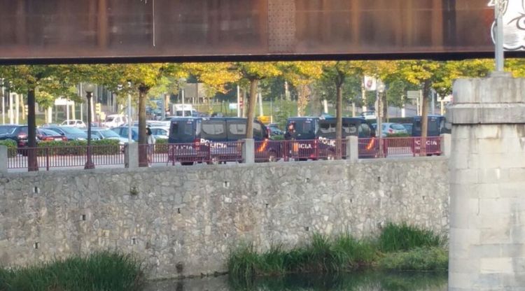 Tres furgonetes de la Policia Nacional a l'entrada de Girona. Lluc Salellas