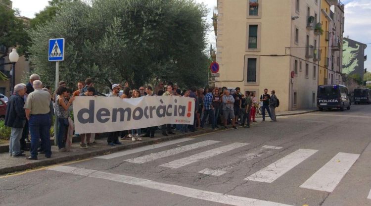 Persones concentrades davant la comissaria de la Policia Nacional el dilluns. Girona Vota