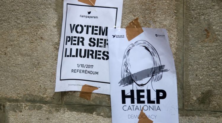 Cartells en suport al referèndum a Girona. ACN