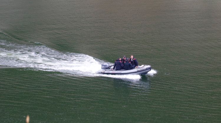 Quatre agents dels Mossos d'Esquadra a bord d'una embarcació pneumàtica a l'embassament de Susqueda, avui. ACN