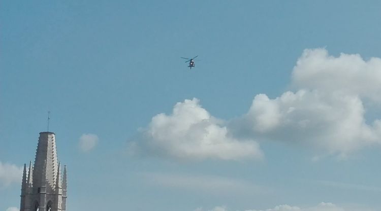 L'helicòpter sobrevolant prop de la Catedral. El Gerió Digital