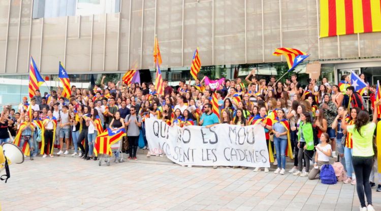 La manifestació d'estudiants per Girona de suport a la independència de Catalunya, avui. ACN