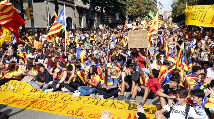 Un instant de la manifestació de 2.500 estudiants dels carrers de Girona. ACN