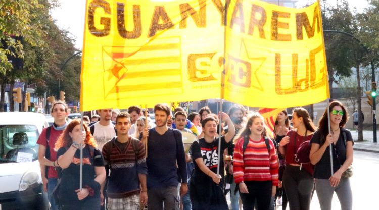 La mobilització d'estudiants de la UDG anant cap a l'estació de tren de Girona. ACN