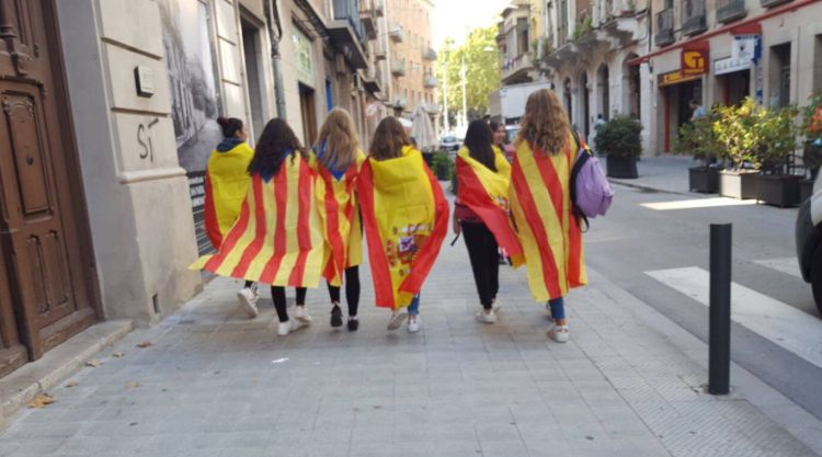 Les sis joves passejant pel carrer amb les banderes. Carles Colomer Cotta