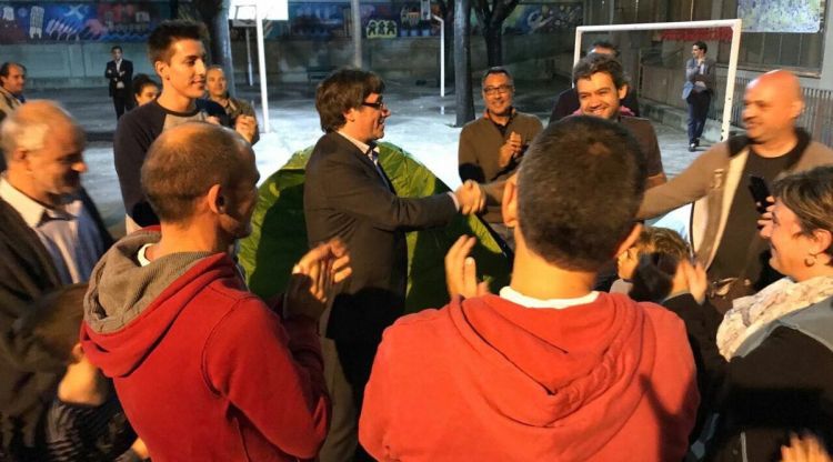 Puigdemont visitant els voluntaris del col·legi Verd