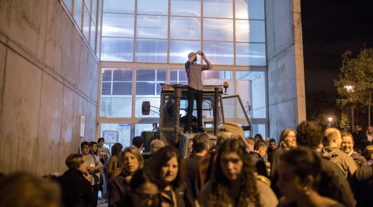 Un tractor a l'entrada del pavelló de Sant Julià de Ramis, on votarà el president de la Generalitat, Carles Puigdemont. Carles Palacio/ACN