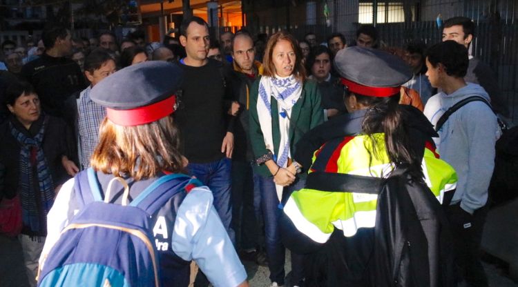Mossos d'Esquadra davant l'alcaldessa de Girona, Marta Madrenas, aixecant acta de l'ocupació del col·legi Eiximenis. ACN