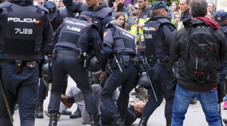 Un home rebent l'atac de la policia espanyola aquest matí a Girona. ACN