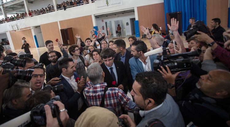 Pla general de l'arribada del president Carles Puigdemont al col·legi electoral de Sant Julià de Ramis. ACN