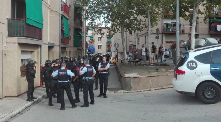 Els Mossos d'Esquadra i Policia Nacional fora el col·legi electoral de Vila-Roja després dels aldarulls. Calillo