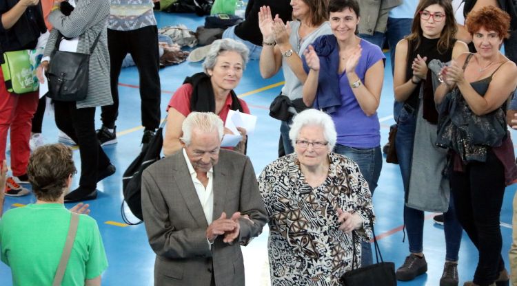 Un matrimoni de gent gran acudint a votar al col·legi electoral de Santa Eugènia mentre són aplaudits. ACN