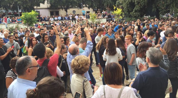 Ciutadans aplegats a les portes de l'Institut Ramon Muntaner. Tramuntana.TV