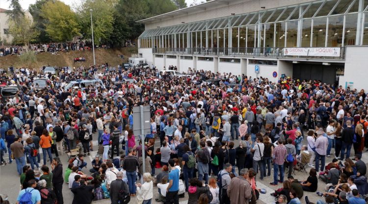 Més de 4.000 persones protegint les urnes al pavelló de Palau. ACN