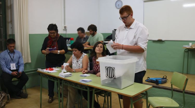 Moment de recompte de vots a l'institut Ramon Muntaner de Figueres. ACN