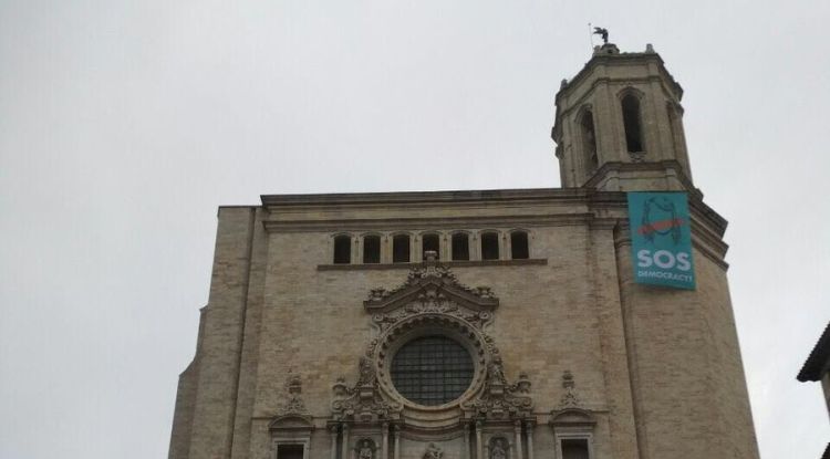 La pancarta penjada del campanar de la Catedral. Crida per la Democràcia