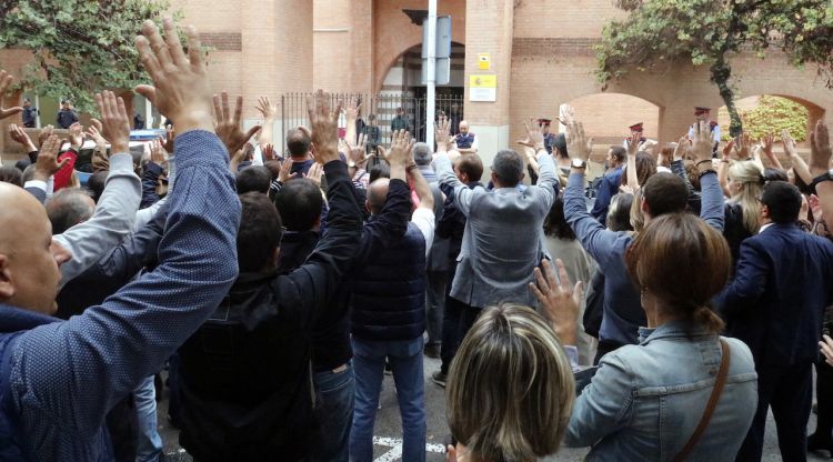 Les més de 300 persones concentrades davant la subdelegació del govern espanyol. ACN