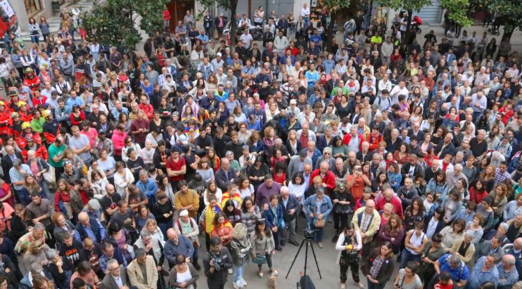 Centenars de persones concentrades davant de l'Ajuntament, aquest matí. ACN